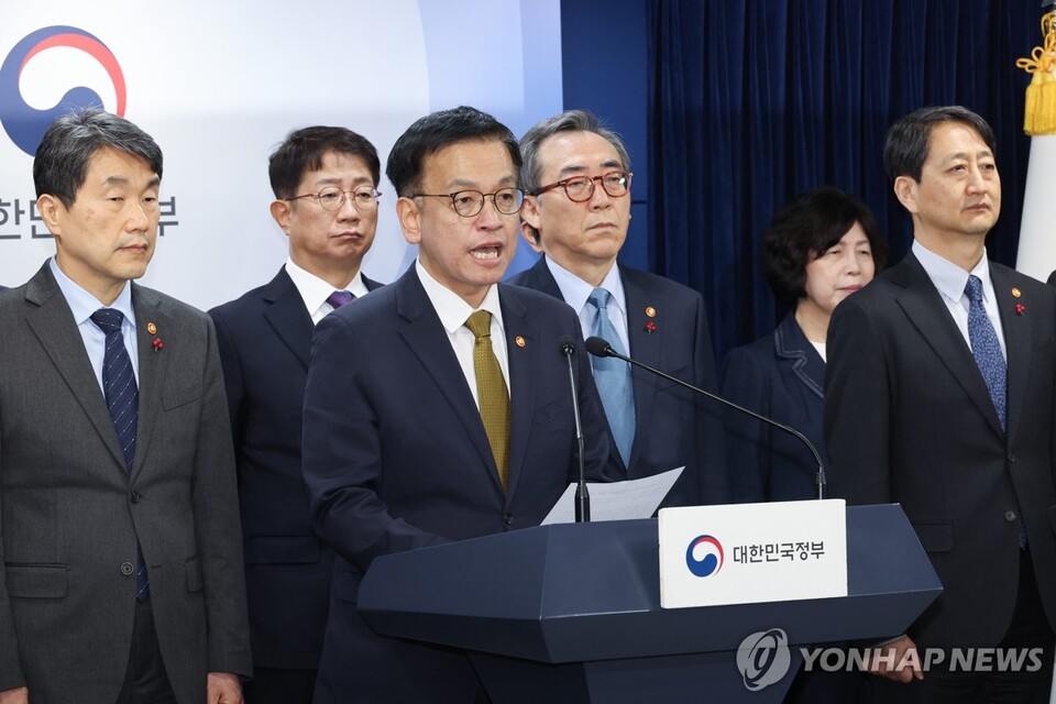 최상목 경제부총리 겸 기획재정부 장관(가운데)과 국무위원들이 27일 서울 종로구 정부서울청사에서 한덕수 대통령 권한대행 국무총리 탄핵에 대한 입장을 발표하고 있다. (서울=연합뉴스)