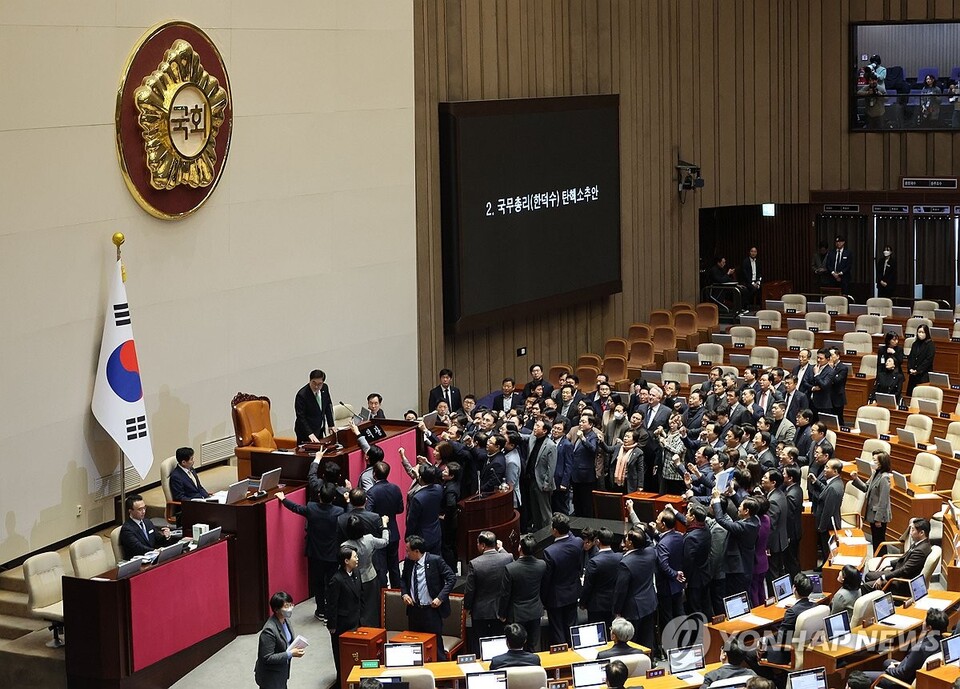 우원식 국회의장이 27일 오후 국회 본회의에서 한덕수 국무총리 탄핵소추안 가결 의결정족수에 대한 설명(재적의원 과반수 찬성)을 하자 국민의힘 의원들이 항의하고 있다.(사진=연합뉴스)