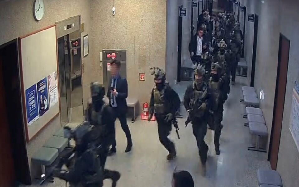 지난 3일 밤 계엄령 선포 후 국회의사당에 진입한 계엄군의 작전 상황을 담은 폐쇄회로(CCTV)영상. 사진은 계엄군이 국회 직원들의 저지를 뚫고 국회의사당 2층 복도로 진입하는 모습 (국회사무처=연합뉴스)