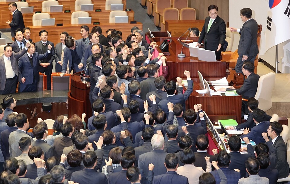 우원식 국회의장이 지난 27일 오후 국회 본회의에서 한덕수 국무총리 탄핵소추안 가결 의결정족수에 대한 설명(재적의원 과반수 찬성)을 하자, 국민의힘 권성동 대표 권한대행 겸 원내대표가 의장석에 올라가 항의하고 있다 (사진=연합뉴스)