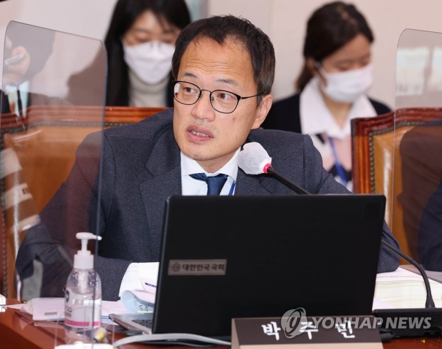 더불어민주당 박주민 의원이 13일 국회에서 열린 법제사법위원회 고위공직자범죄수사처에 관한 국정감사에서 김건희 여사에 관해 질의하고 있다. (사진=연합뉴스)