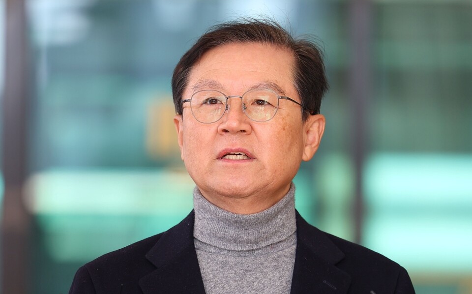 윤석열 대통령 측 윤갑근 변호사가 31일 오전 서울 서초구 서울고검 앞에서 기자간담회를 열고 법원의 윤 대통령에 대해 청구한 체포영장 발부 관련 입장을 말하고 있다 (사진=연합뉴스)