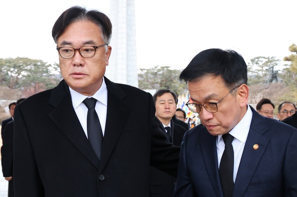 최상목 대통령 권한대행 부총리 겸 기획재정부 장관이 지난 1일 국립서울현충원을 찾아 참배를 마친 뒤 정진석 대통령 비서실장과 이동하고 있다 (사진=연합뉴스)