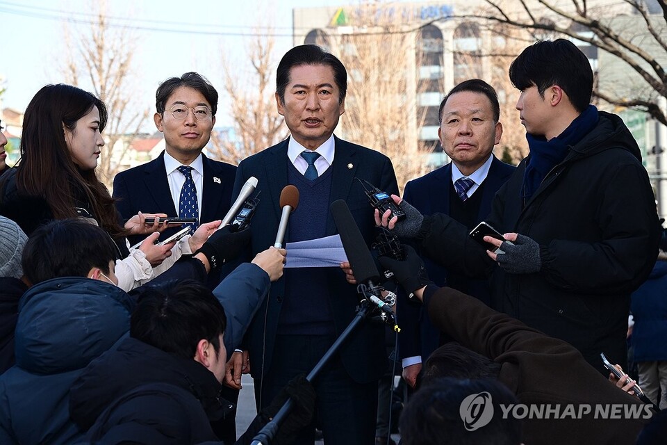 정청래 국회 탄핵소추단장이 지난달 27일 오후 서울 헌법재판소 소심판정에서 열린 윤석열 대통령 탄핵 사건에 대한 첫 변론준비기일 출석에 앞서 입장을 발표하고 있다.(사진=연합뉴스)