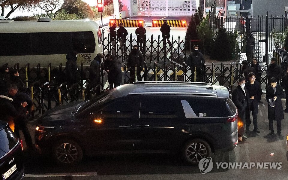 윤석열 대통령의 체포영장을 집행하기 위해 나선 고위공직자범죄수사처 수사관들을 태운 차량이 3일 서울 한남동 대통령 관저 입구에 도착하고 있다.(사진=연합뉴스)