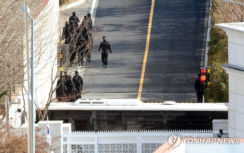 고위공직자범죄수사처가 윤석열 대통령의 체포영장 집행에 나선 3일 서울 용산구 한남동 대통령 관저 경내 언덕길을 사람들이 올라가고 있다. (서울=연합뉴스)