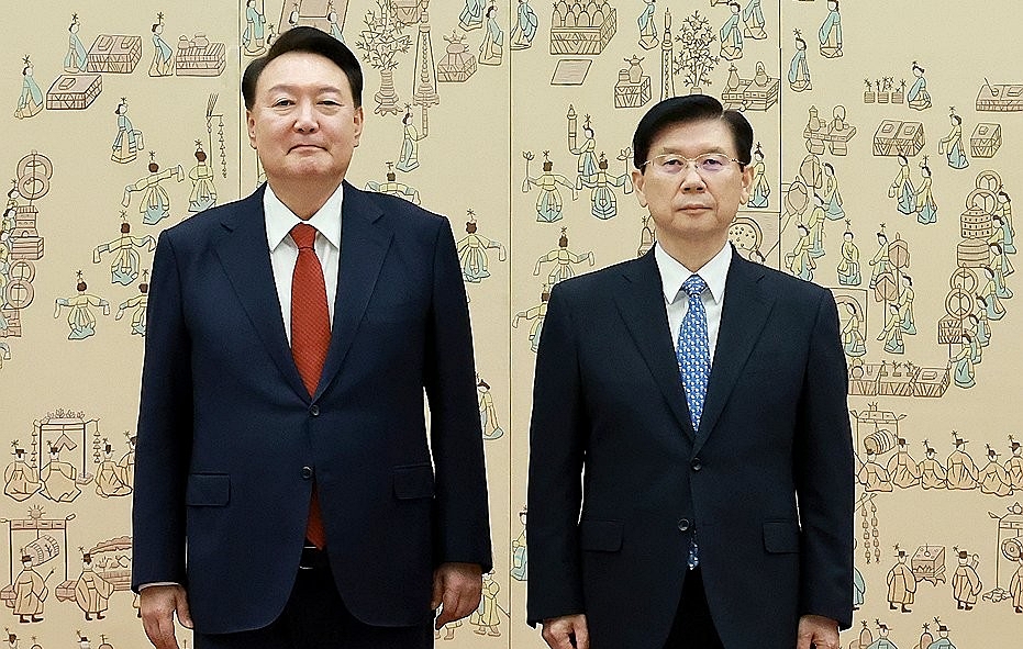 윤석열 대통령이 지난해 9월 9일 서울 용산 대통령실 청사에서 열린 신임 대통령 경호처장 임명장 수여식에서 박종준 경호처장에게 임명장을 수여한 뒤 기념촬영을 하고 있다 (사진=연합뉴스)