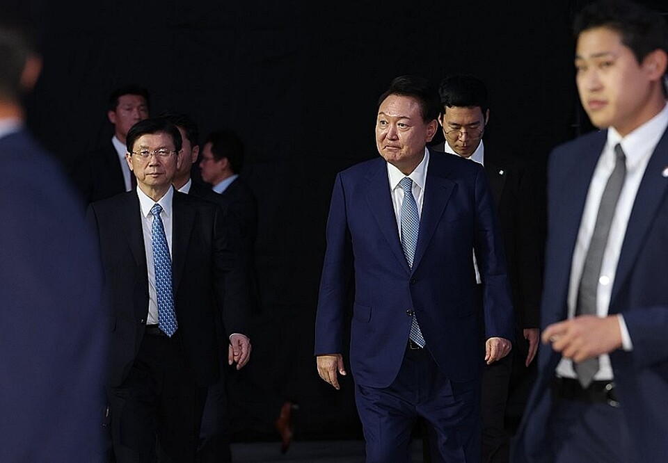 윤석열 대통령이 지난해 9월 10일 인천 중구 영종도 인스파이어 아레나에서 매일경제신문 주최로 열린 제25회 세계지식포럼에 박종준 신임 경호처장(왼쪽)의 경호를 받으며 입장하고 있다 (사진=연합뉴스)