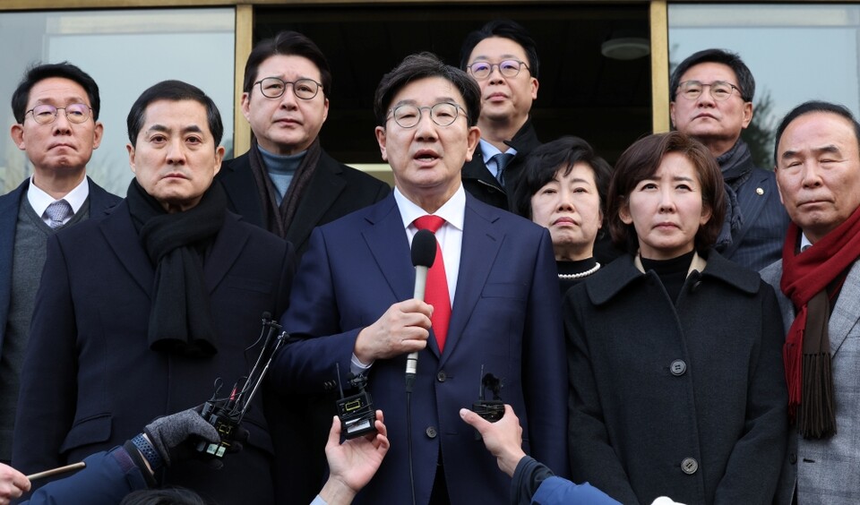 국민의힘 권성동 원내대표와 4선 이상 중진 의원, 국회 법제사법위원회 소속 의원들이 6일 오후 서울 종로구 헌법재판소에 윤석열 대통령 탄핵소추 사유에서 내란죄를 철회한 것과 관련해 항의방문한 뒤 입장을 밝히고 있다 (사진=연합뉴스)