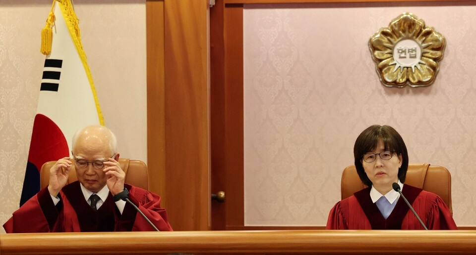 정형식(왼쪽), 이미선 헌법재판관이 3일 오후 서울 종로구 헌법재판소 소심판정에서 열린 윤석열 대통령 탄핵심판 2회 변론준비기일을 진행하고 있다 (사진=연합뉴스)