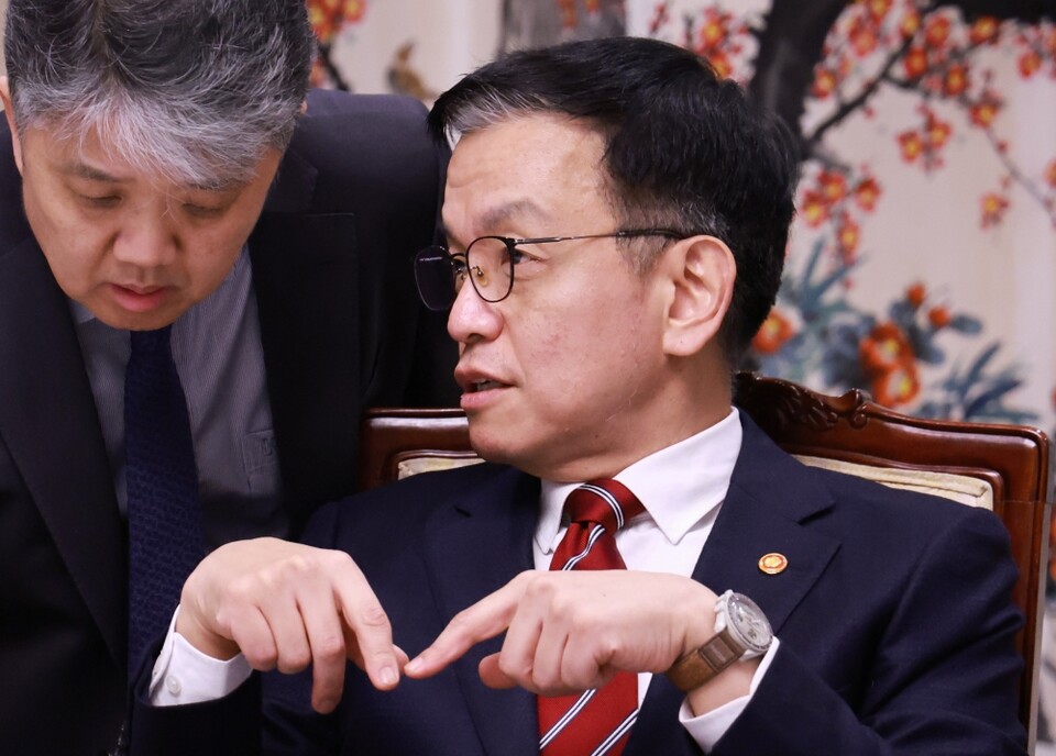 최상목 대통령 권한대행 부총리 겸 기획재정부 장관이 지난  6일 정부서울청사에서 열린 대외경제현안간담회에 참석해 회의 시작 전 기획재정부 관계자와 논의하고 있다(사진=연합뉴스)