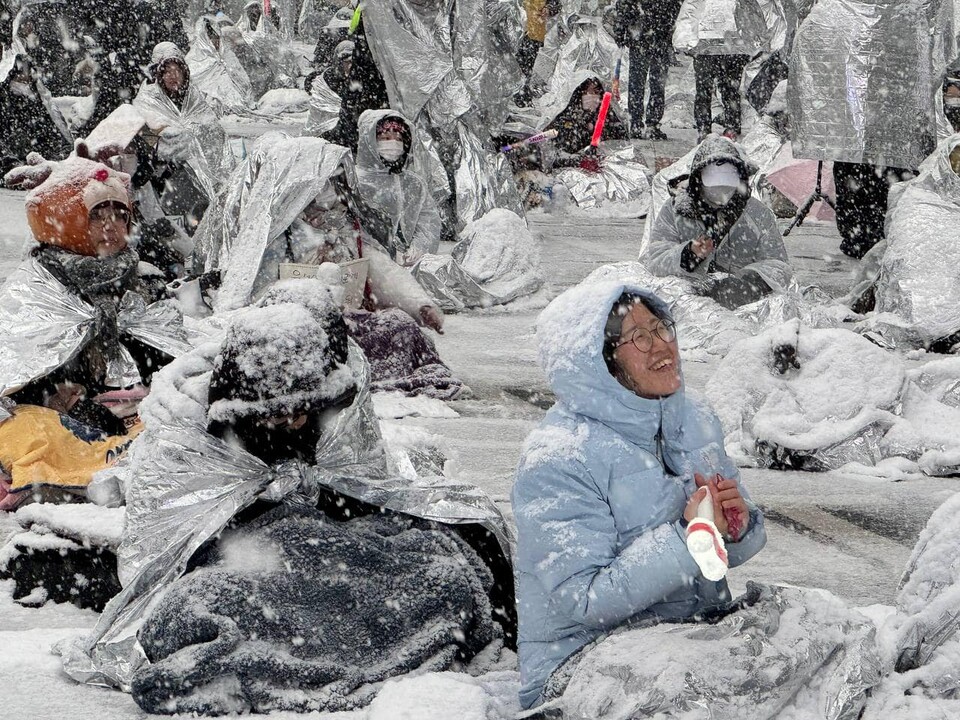 진보당 정혜경 의원이 지난 5일 아침 서울 한남동 대통령 관저 앞 대로에서 '윤석열 대통령 체포 촉구 행동' 집회에 참여하고 있다 (사진=정혜경 의원실)