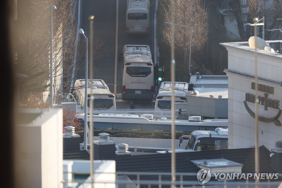  7일 서울 용산구 한남동 대통령 관저 입구에 버스가 주차돼 있다. (사진=연합뉴스)