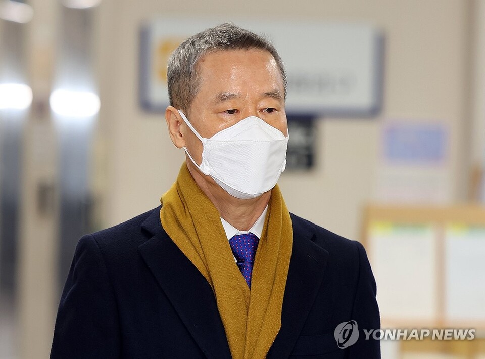 법조인·언론인 등이 대장동 개발업자들로부터 금품을 받았다는 이른바 '50억 클럽' 당사자로 지목된 홍선근 머니투데이 회장이 29일 서울 서초구 서울중앙지법에서 열린 1심 1회 공판에 출석하며 법정으로 향하고 있다.(사진=연합뉴스)