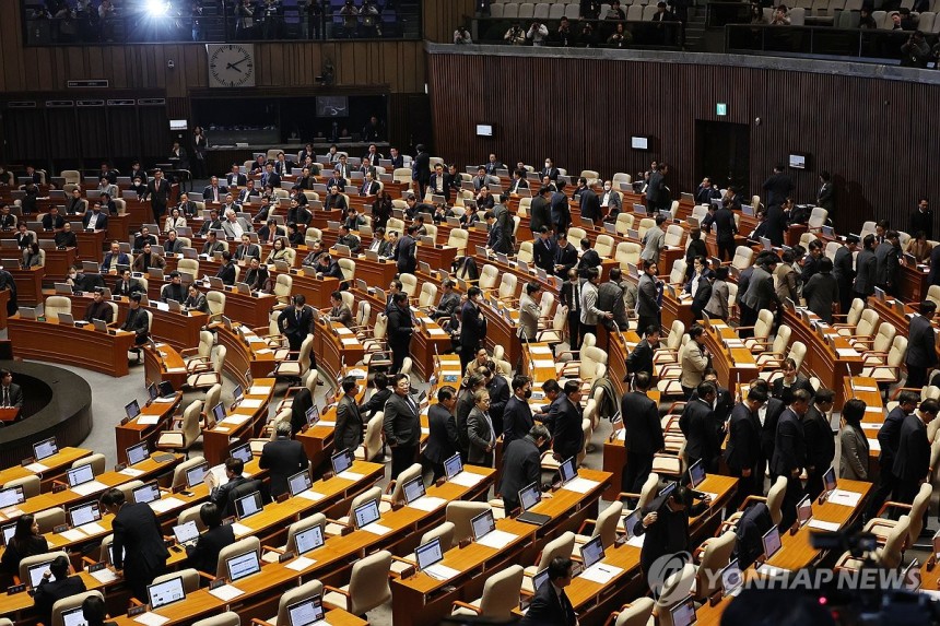 8일 오후 국회 본회의에서 대통령 권한대행 체제에서 재의요구권(거부권)이 행사돼 국회로 돌아온 내란 특검법, 김건희 여사 특검법, 양곡관리법 개정안 등 농업 관련 법안 4개, 국회법 개정안, 국회증언감정법 개정안 이 재표결 끝에 부결되자 야당 의원들이 밖으로 나서고 있다. (사진=연합뉴스)