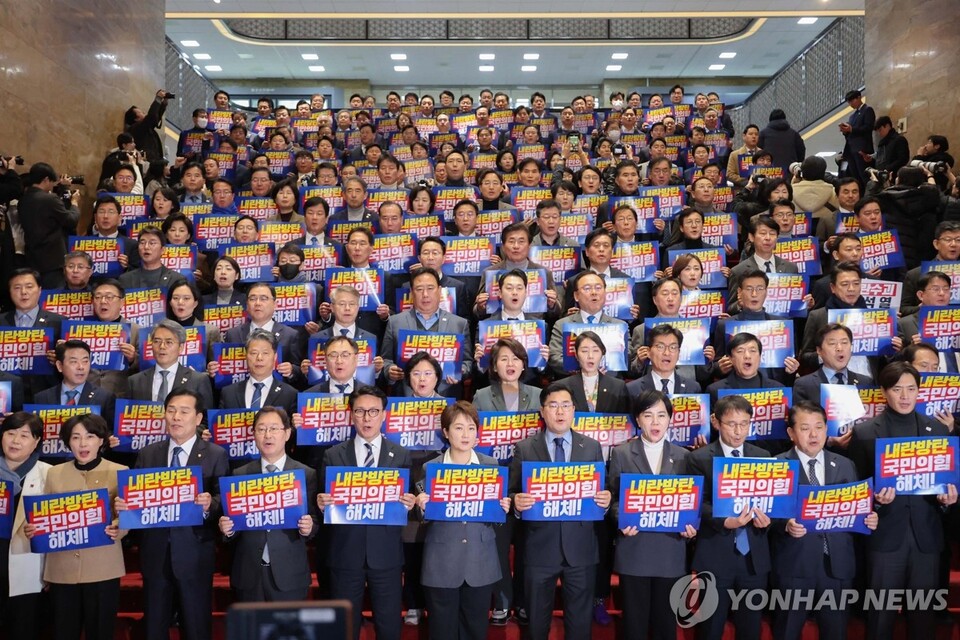 내란 특검법·김건희 특검법이 재표결 끝에 부결된 8일 오후 국회 본청에서 더불어민주당 의원들이 국민의힘을 규탄하고 있다. (사진=연합뉴스)