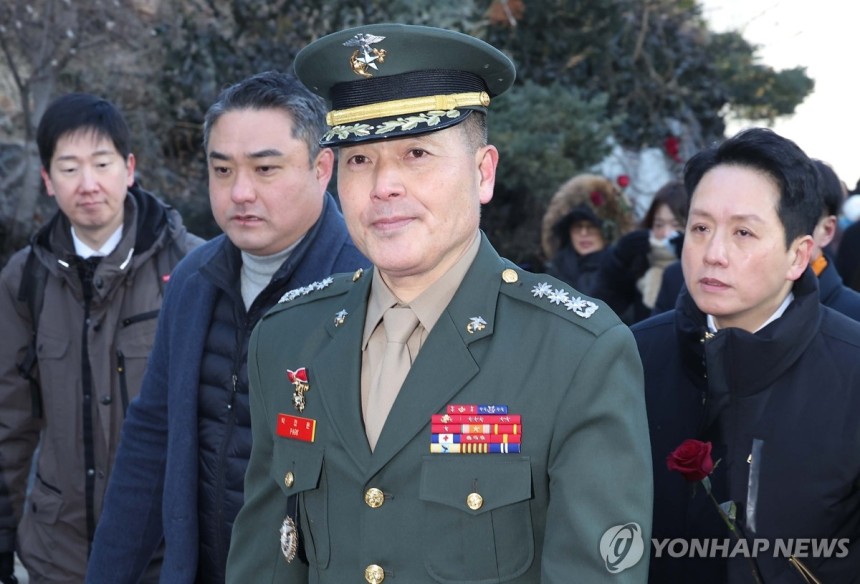 해병대 채모 상병 순직 사건과 관련해 항명과 상관명예훼손 혐의로 기소된 박정훈 전 해병대 수사단장(대령)이 9일 오전 서울 용산구 국방부 군사법원으로 향하고 있다. (사진=연합뉴스)