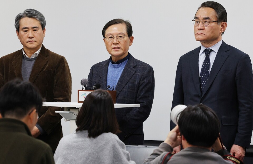 윤석열 대통령 측 윤갑근 변호사(가운데)가 8일 서울 서초구 한국컨퍼런스센터에서 열린 기자간담회에서 발언하고 있다 (사진=연합뉴스)