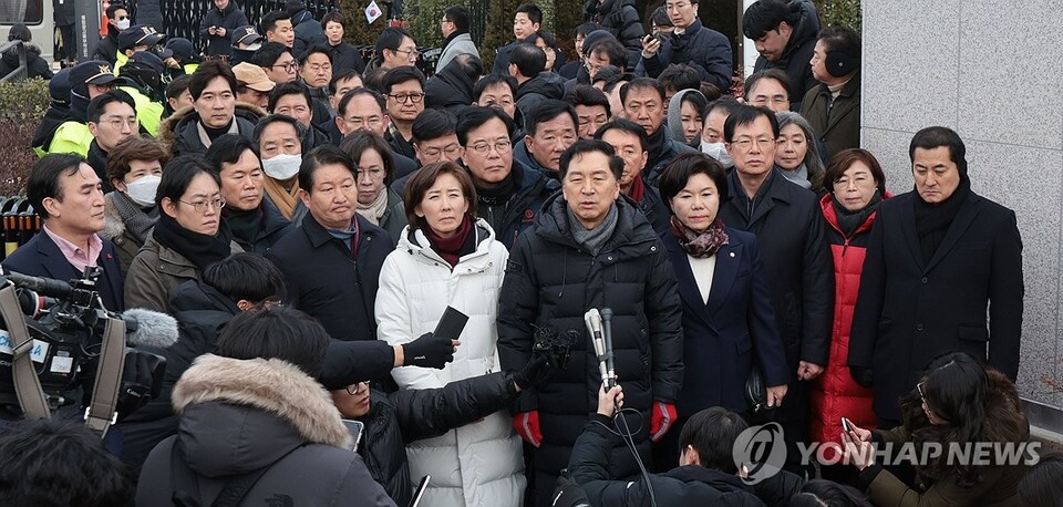 국민의힘 김기현 의원을 비롯한 의원들이 6일 오후 서울 용산구 대통령 관저 앞에서 입장발표를 하고 있다. (서울=연합뉴스)