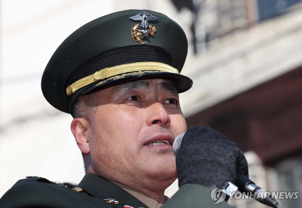 해병대 채모 상병 순직 사건과 관련해 항명과 상관명예훼손 혐의로 기소된 박정훈 전 해병대 수사단장(대령)이 9일 오전 서울 용산구 국방부 군사법원에서 열린 1심 선고 공판을 마친 뒤 소감을 말하고 있다.(연합뉴스)