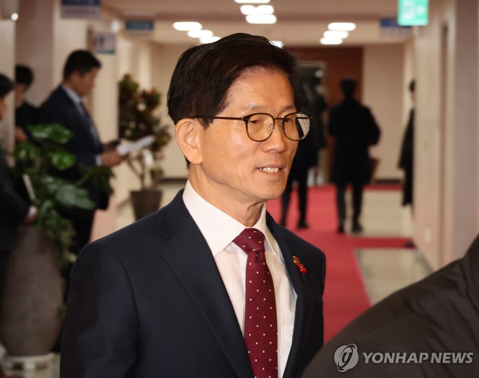 김문수 고용노동부 장관이 8일 서울 종로구 정부서울청사에서 열린 국무위원간담회에 입장하고 있다. (사진=연합뉴스)