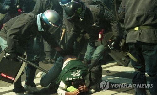1980년대 시위현장에서 활동하던 백골단.(사진=연합뉴스)