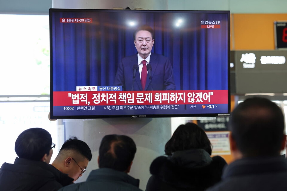 지난해 12월 7일 오전 광주 서구 종합버스터미널 대합실에서 시민들이 윤 대통령 대국민 담화를 보고 있다. (사진=연합뉴스)