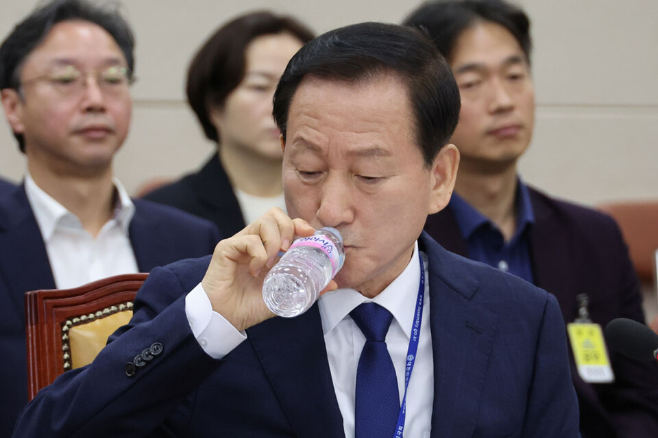 류희림 방송통신심의위원장이 2024년 10월 21일 오전 국회에서 열린 과학기술정보방송통신위원회의 국정감사에서 위원 질의에 답하기 앞서 물을 마시고 있다.(사진=연합뉴스)