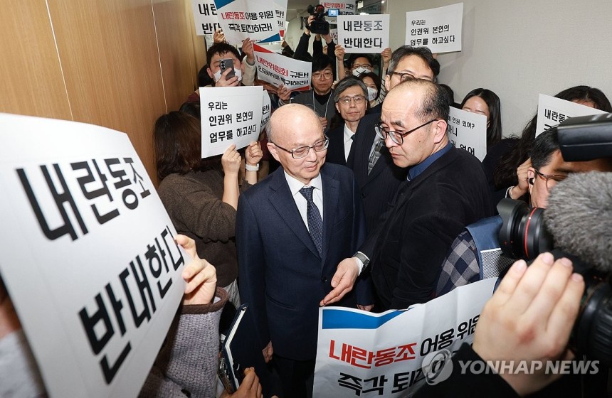 안창호 국가인권위원장이 13일 오후 서울 중구 인권위에서 열린 국가인권위원회 전원위원회에 참석하기 위해 회의장으로 향하던 중 규탄 시위에 가로막혀 발길을 돌리고 있다. (사진=연합뉴스)