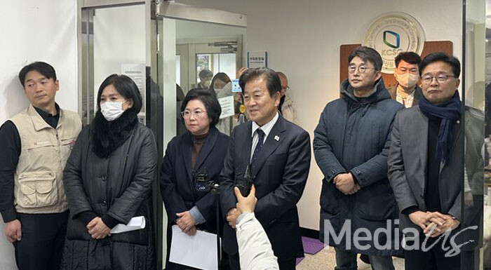 최민희·김현·정동영·노종면·김우영 민주당 의원이 13일 류희림 위원장과 간담회 진행 후 방통심의위 직원들에게 내용을 공유하고 있다.(사진=미디어스)