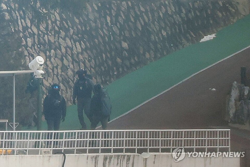 13일 오전 서울 용산구 한남동 대통령 관저에서 경호처 대테러과 소속으로 추정되는 직원들이 순찰하고 있다.(사진=연합뉴스)