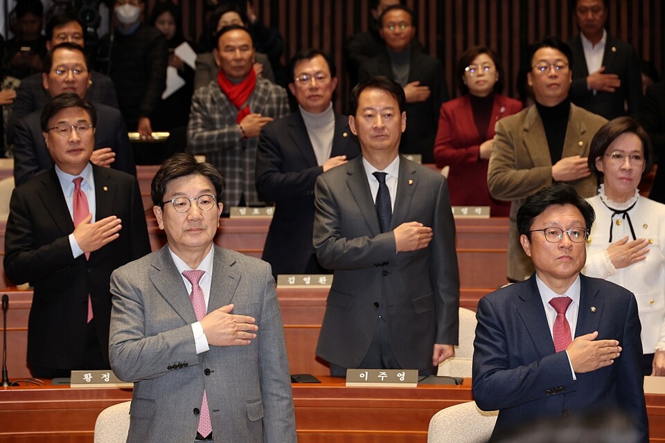 국민의힘 권성동 원내대표가 13일 오후 서울 여의도 국회에서 열린 의원총회에 참석해 국기에 대한 경례를 하고 있다 (사진=연합뉴스)