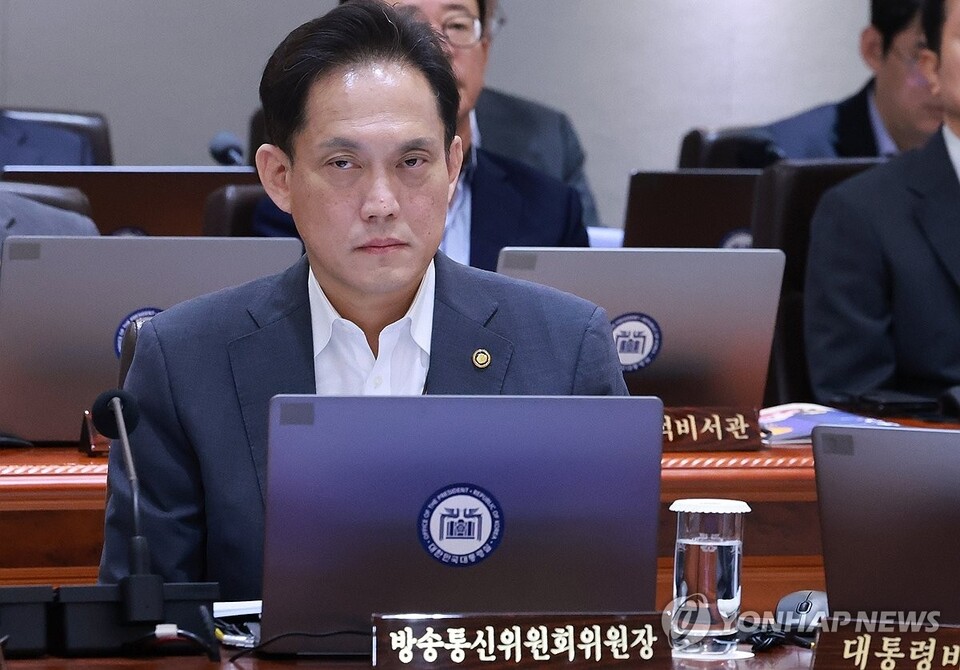 지난 8월 27일 김태규 방송통신위원장 직무대행이 서울 용산 대통령실 청사에서 열린 국무회의에 참석해 윤석열 대통령의 발언을 듣는 모습 (사진=연합뉴스)