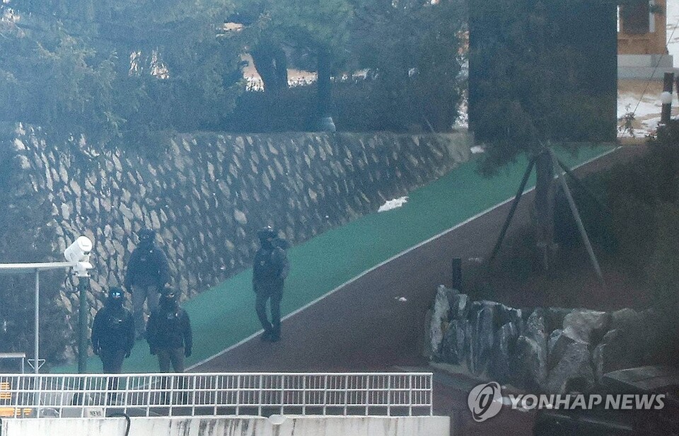 고위공직자범죄수사처(공수처)가 윤석열 대통령에 대한 체포영장을 재발부받은 지 일주일을 맞은 13일 오전 서울 용산구 한남동 대통령 관저에서 경호처 대테러과 소속으로 추정되는 직원들이 순찰하고 있다. (서울=연합뉴스)