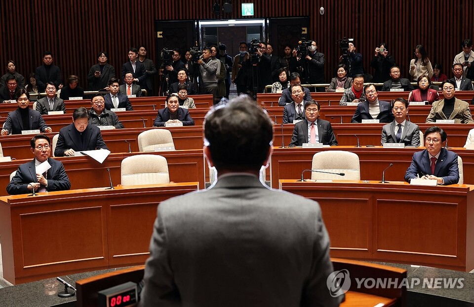 국민의힘 권성동 원내대표가 13일 오후 서울 여의도 국회에서 열린 의원총회에서 발언하고 있다.(연합뉴스)