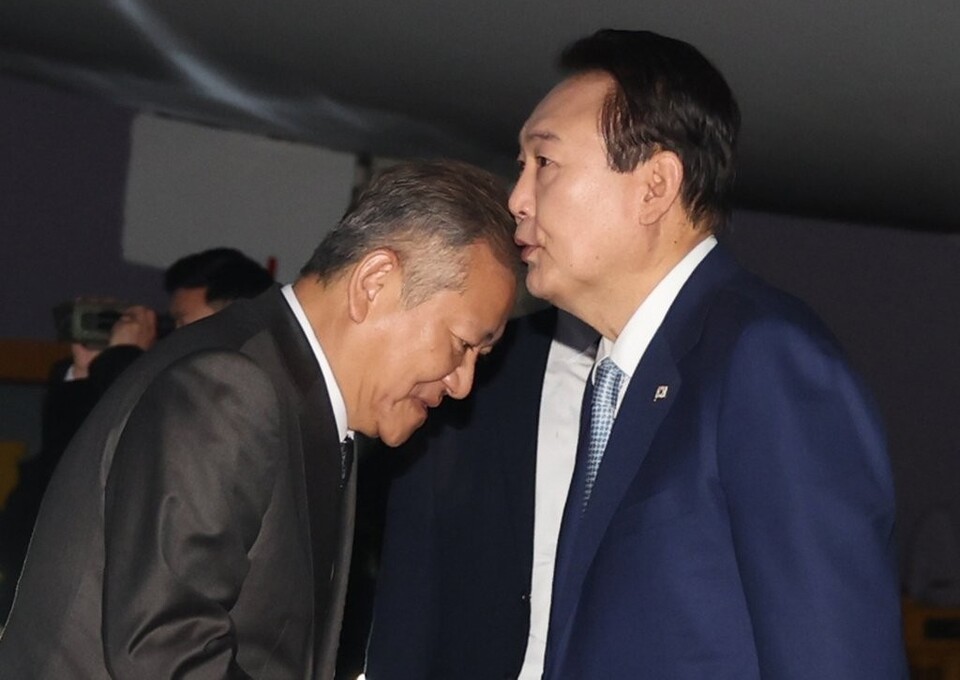 지난 2022년 11월 동남아 순방을 마친 윤석열 대통령이 성남 서울공항에 영접 나온 이상민 행안부 장관과 인사하는 모습 (사진=연합뉴스)