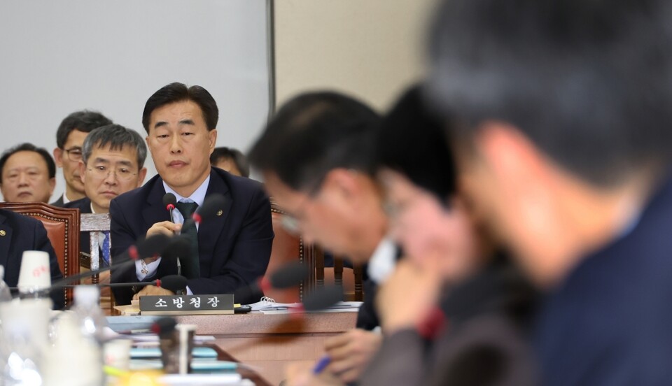 허석곤 소방청장이 13일 국회 행정안전위원회 전체회의에서 비상계엄 당시 이상민 전 행정안전부 장관의 언론사에 대한 단전·단수 지시와 관련한 더불어민주당 윤건영 의원의 질의에 답하고 있다 (사진=연합뉴스)