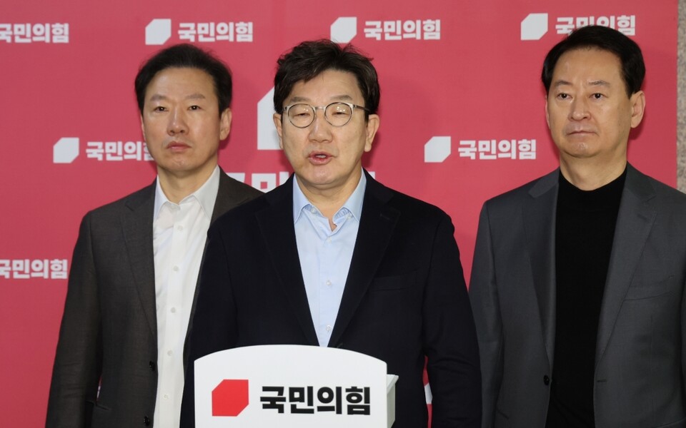 윤석열 대통령에 대한 2차 체포영장 집행이 시작된 15일 새벽 국회에서 국민의힘 권성동 원내대표가 기자들 앞에서 영장 집행의 부당함을 주장하고 있다 (사진=연합뉴스)