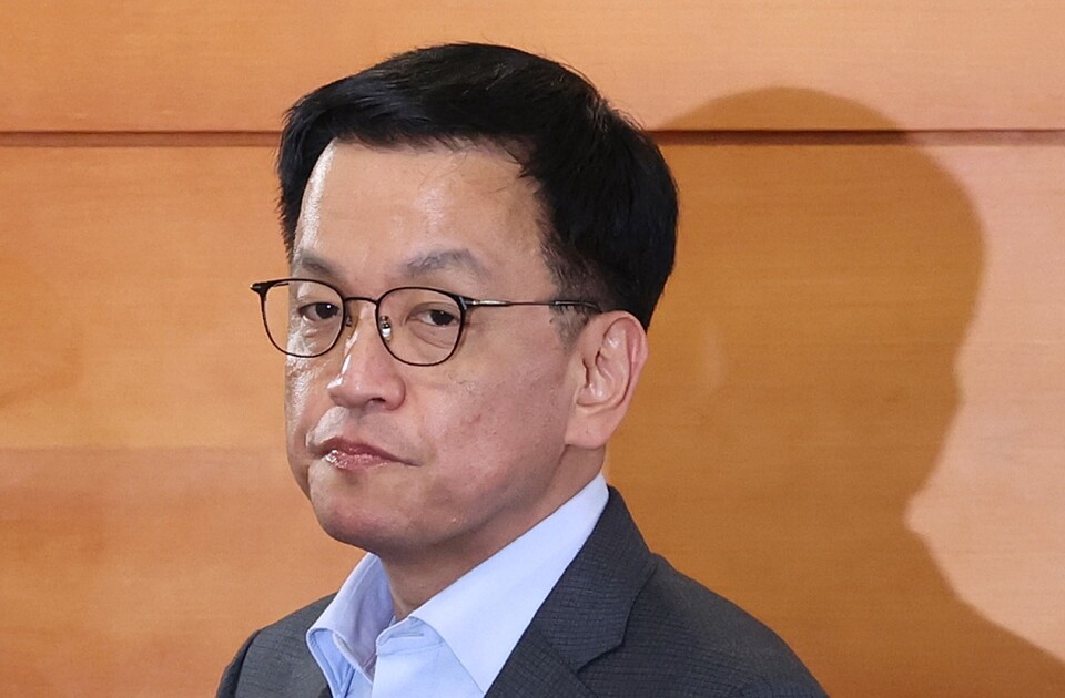 최상목 대통령 권한대행 부총리 겸 기획재정부 장관이 지난 14일 정부서울청사에서 열린 사회 분야 주요 현안 해법 회의에 입장하고 있다(사진=연합뉴스)