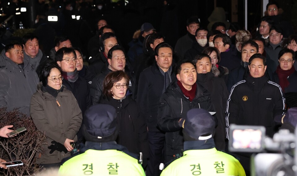 고위공직자범죄수사처(공수처)와 경찰이 윤석열 대통령에 대한 2차 체포영장 집행에 나선 15일 서울 용산구 한남동 대통령 관저 입구에서 국민의힘 의원 20여명이 모여있는 모습 (사진=연합뉴스)