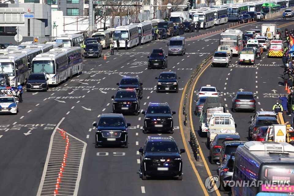 윤석열 대통령이 15일 서울 용산구 한남동 대통령 관저에서 과천 공수처로 압송되고 있다.(사진=연합뉴스)