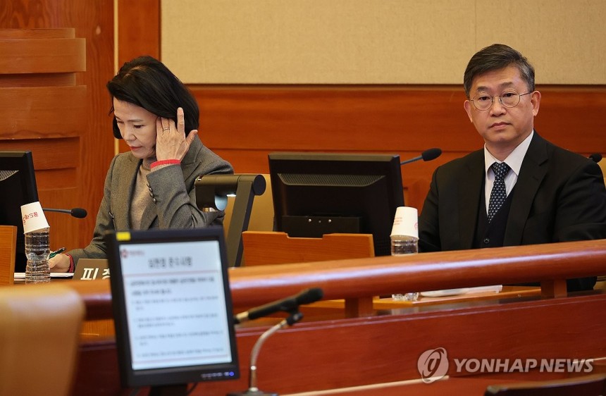 직무 정지 상태인 이진숙 방송통신위원장이 15일 오전 서울 종로구 헌법재판소에서 열린 자신의 탄핵심판 3회 변론에 출석해 있다. (사진=연합뉴스)