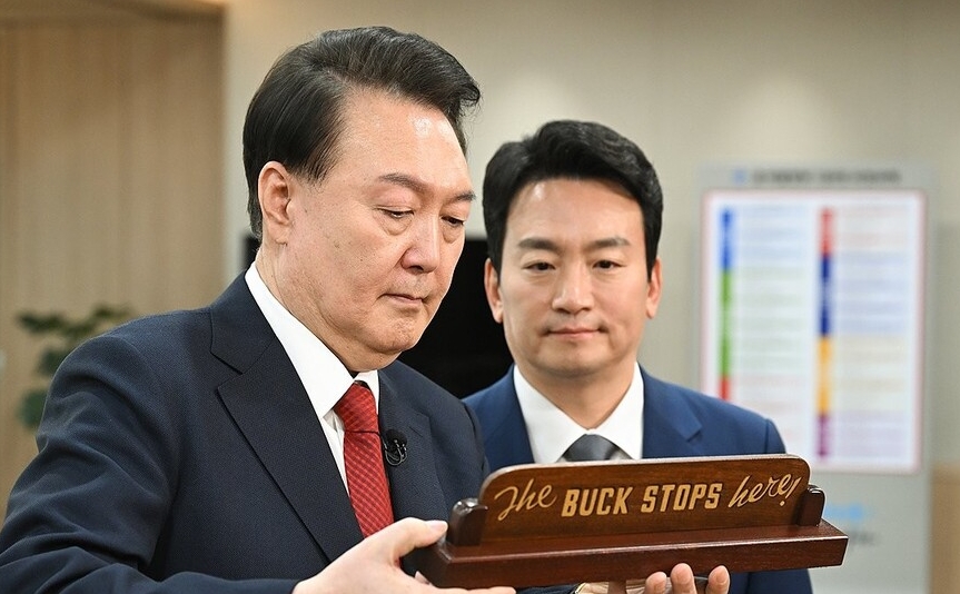 지난 2월 박장범 KBS '뉴스9' 앵커(오른쪽)가 'KBS 특별 대담 대통령실을 가다'에서 윤석열 대통령과 이야기를 나누는 모습 (사진=연합뉴스)