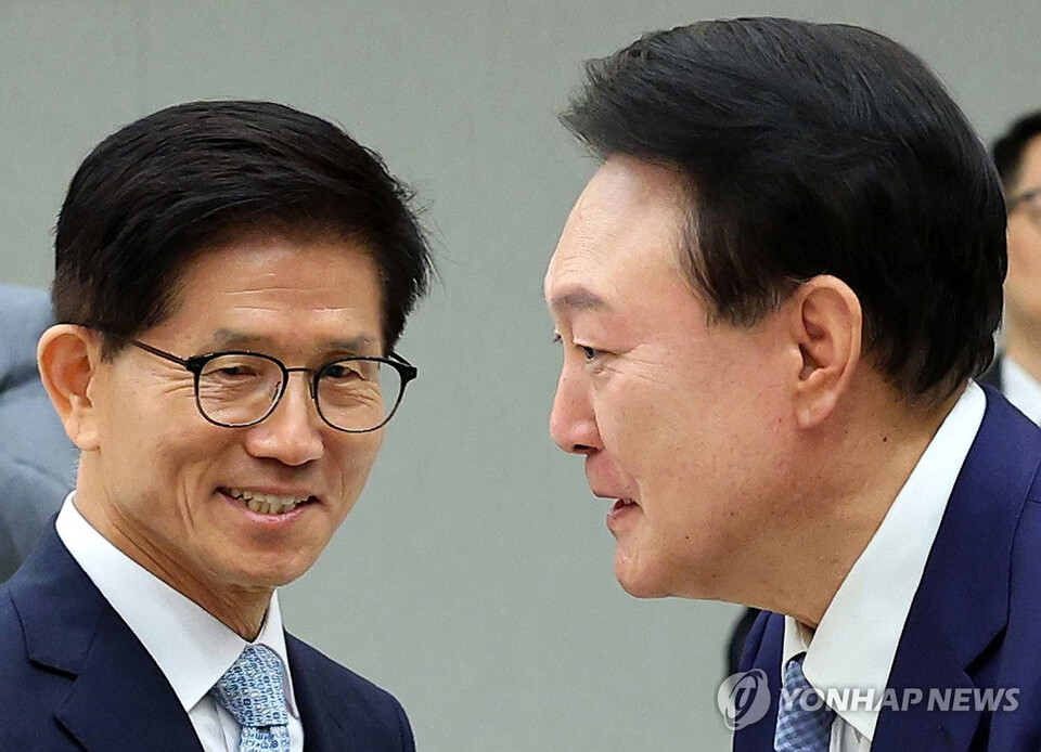 윤석열 대통령이 지난해 8월 30일 서울 용산 대통령실 청사에서 열린 고용노동부 장관 임명장 수여식에 참석해 김문수 고용노동부 장관과 인사하고 있다. [대통령실통신사진기자단]