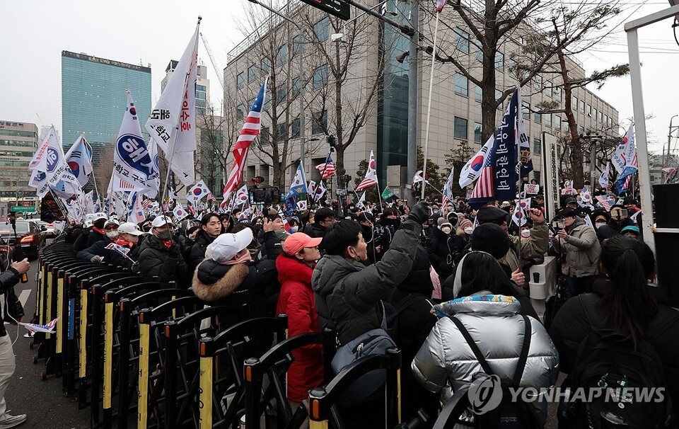 윤석열 대통령이 체포적부심사에 불출석한 16일 오후 서울 서초구 중앙지방법원 앞에서 윤 대통령 지지자들이 태극기를 흔들고 있다. (사진=연합뉴스)