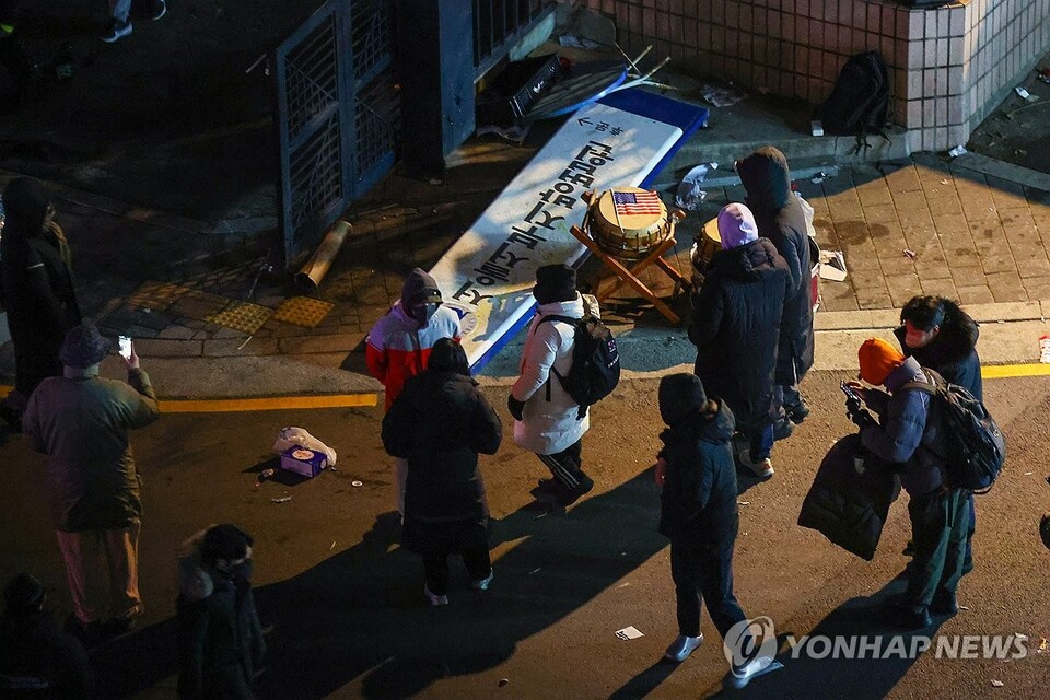 내란 우두머리 혐의를 받는 윤석열 대통령의 구속영장이 발부된 19일 오전 서울 마포구 서울서부지방법원 후문에서 윤 대통령 지지자들이 부순 현판이 놓여있다.(연합뉴스)