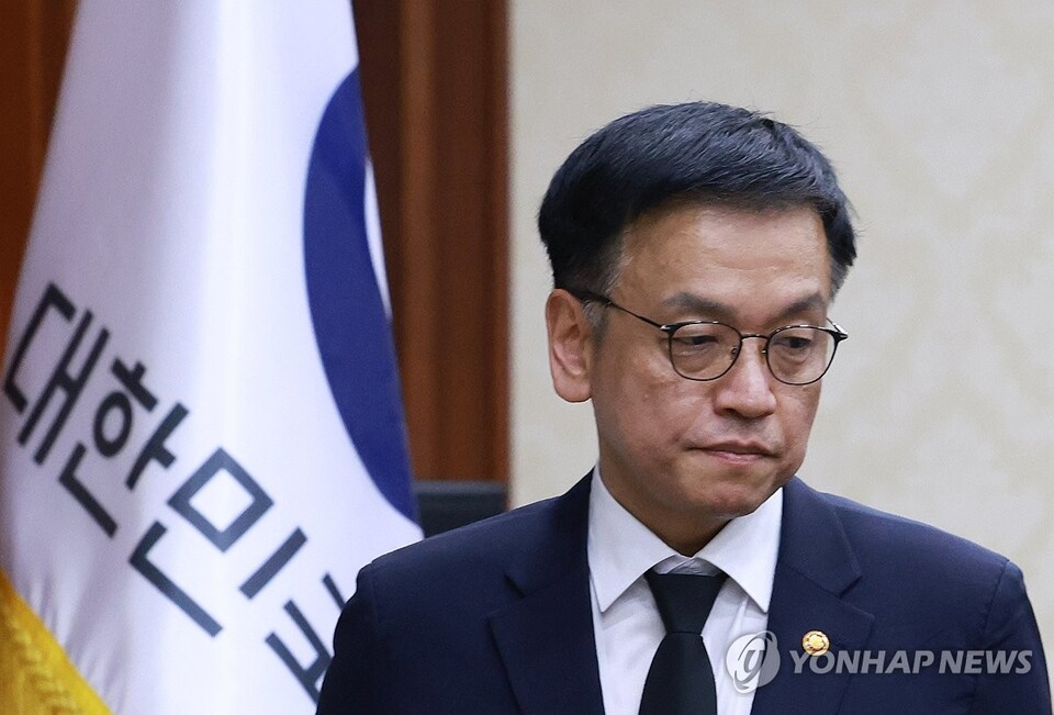 최상목 대통령 권한대행 부총리 겸 기획재정부 장관이 2일 정부서울청사에서 열린 경제관계장관회의에 입장하고 있다. (서울=연합뉴스)