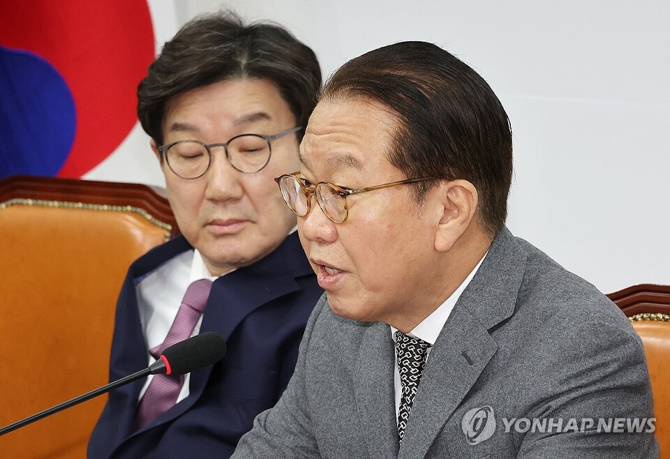 국민의힘 권영세 비상대책위원장이 20일 국회에서 열린 비상대책위원회의에서 발언하고 있다. 왼쪽은 권성동 원내대표(사진=연합뉴스)