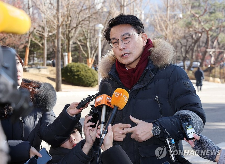 고위공직자범죄수사처(공수처)와 경찰이 윤석열 대통령에 대한 2차 체포영장 집행에 나선 15일 경기 과천시 정부과천청사 내 고위공직자범죄수사처 앞에서 국민의힘 윤상현 의원이 취재진 질문에 답하고 있다. (사진=연합뉴스)