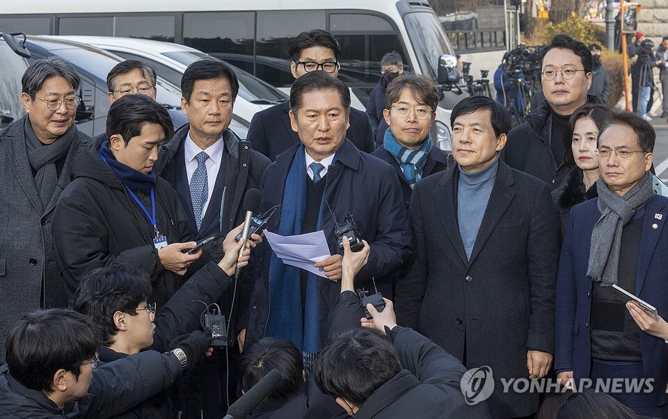 정청래 단장 등 국회 탄핵소추단이 21일 서울 종로구 헌법재판소에서 열린 윤석열 대통령 탄핵심판 3차 변론에 앞서 취재진의 질문에 답변하고 있다. (사진=연합뉴스)